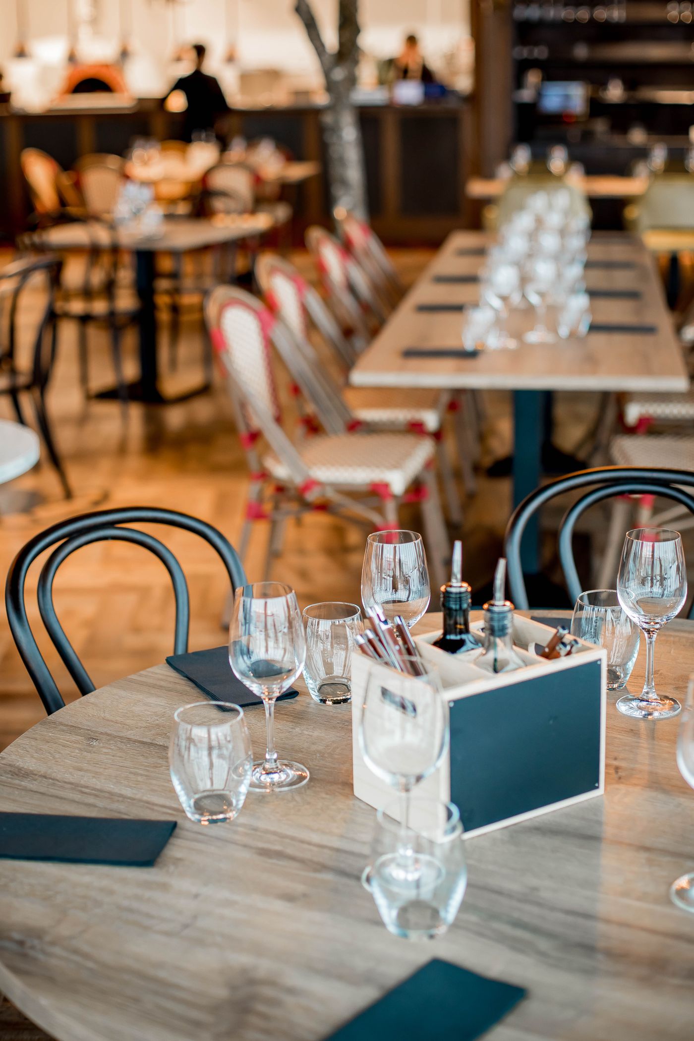 Tables de bistrot dressées en attente des clients