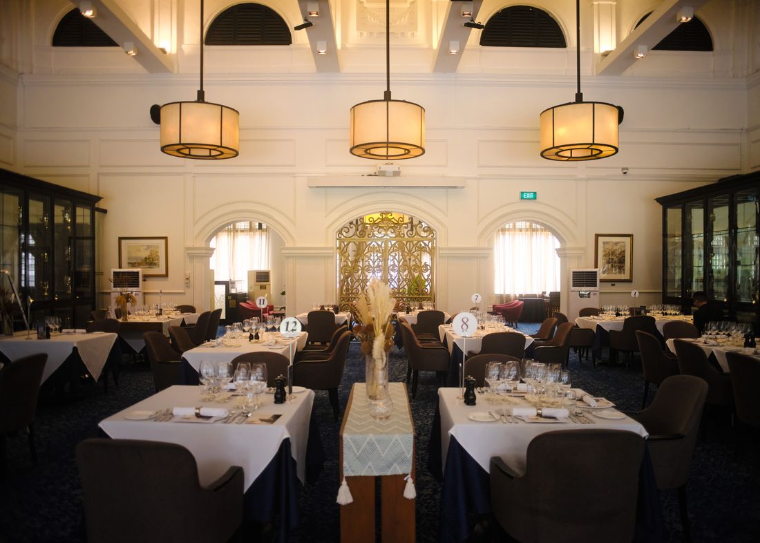 Une salle de restaurant avec des tables dressées, chacune offrant une place différente dans le lieu