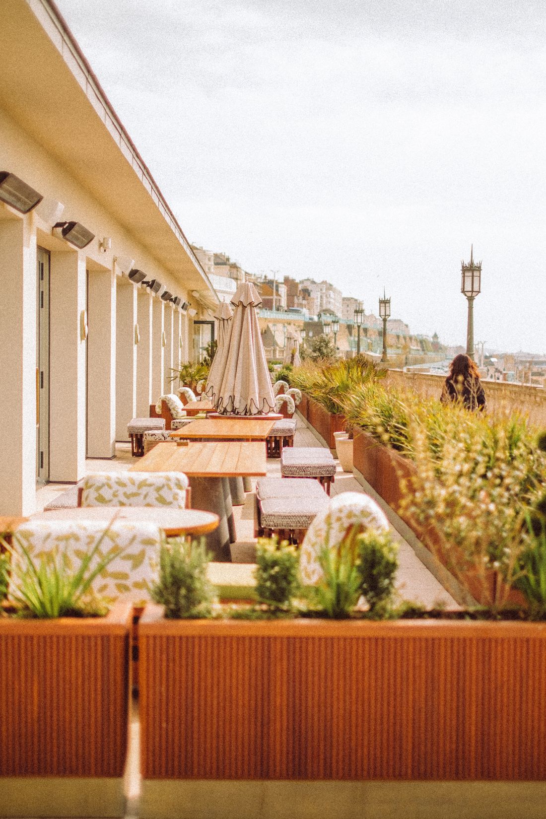 Terrasse de restaurant prête pour le prochain service